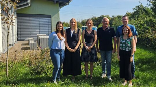 Landrat Achim Hallerbach lobt die Arbeit, die die Pflegedienstmitarbeiterinnen Saskia Rauert, Nadine Willms, Anastasia Wächter L 03_11_pf_landrat_wurdigt_wirken_der_pflegefamilien