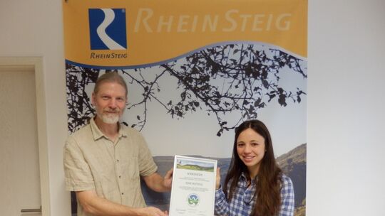 Anja Wegschimmel, Projektmanagerin Wandern der Romantischer Rhein Tourismus GmbH, nimmt das Zertifikat entgegen. ©Guido Hönig/RR