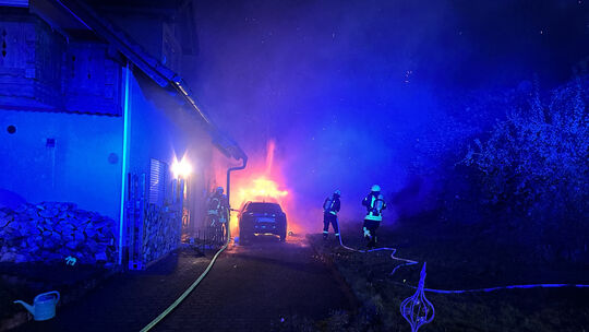 Brand der Garage und des Fahrzeugs