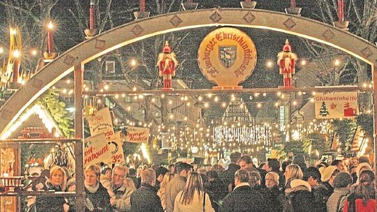 Unter dem Schwibbogen hindurch geht es auf dem Neumarkt von kommenden Freitag bis zum 29. Dezember auf den Limburger Christkindl