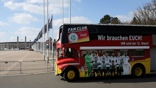 Bus mit Werbung für den Fan-Club der Nationalmannschaft