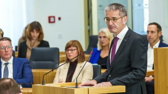 07.11.2023, Rheinland-Pfalz, Mainz: Hendrik Hering (SPD, r), Landtagspräsident, spricht bei seiner Rede im Landtag von Rheinland Landtag in Mainz ist solidarisch mit Israel