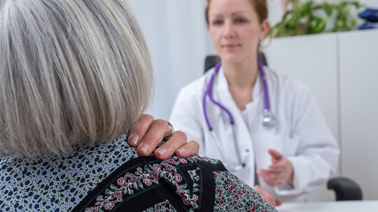 Im Schnitt nur 7,5 Minuten haben Hausärzte Zeit für das Gespräch mit Patienten. Und je mehr Arztpraxen schließen, umso mehr wird Arztzeit