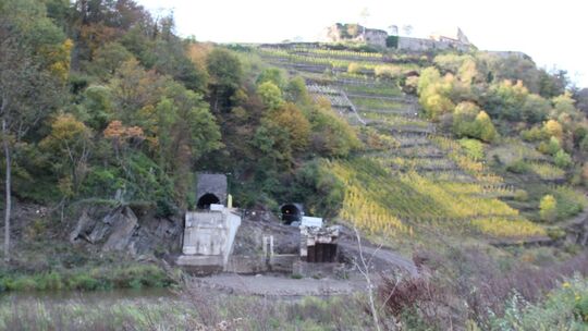 Tunnel Mayschoß: Die Tunnelröhre unter der Saffenburg wird mit Spritzbeton gesichert. Die Fledermäuse bekommen ein Ausweichquart bahn-tunnel-vor-mayscho