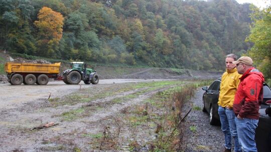 Laacher Schleife: In der Laacher Schleife bei Mayschoß hat sich das Ahrbett durch die Fluten im Juli 2021 um rund 14 Meter in Ri bahn-laacher-bogen-sauer-und-weimer