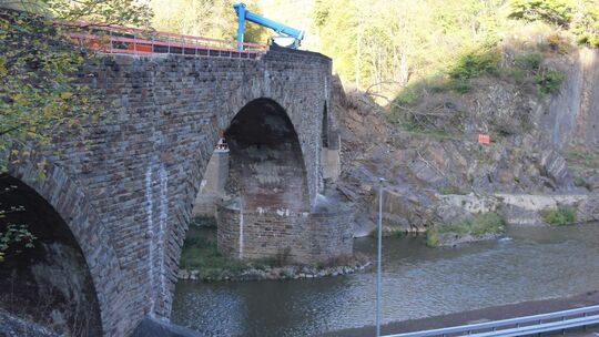 Viadukt Altenahr: Auch auf, vor und hinter dem Viadukt bei Altenahr wird gearbeitet. bahn-viadukt-altenahr