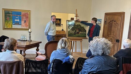 In einer öffentlichen Kunstsprechstunde in Wittlich werden private ?Schätze? begutachtet