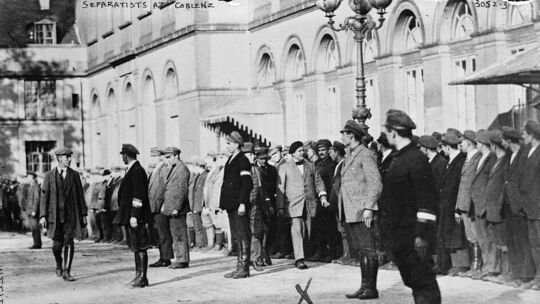 separatisten_der_rheinischen_republik_vor_dem_kurfurstlichen_schloss_in_koblenz_22_november_1923