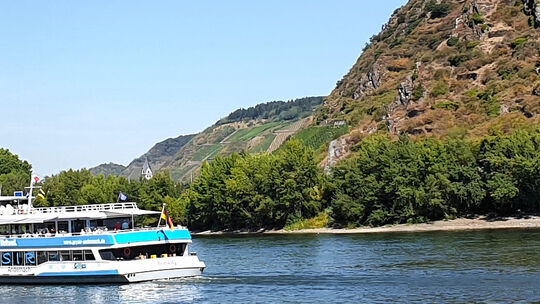 Zum Themendienst-Bericht von Karin Willen vom 3. März 2022: Bringt die Gäste zum Geysir: eine Fähre auf dem Rhein. Blubberndes CO2: Besuch beim höchsten Kaltwassergeysir der Welt
