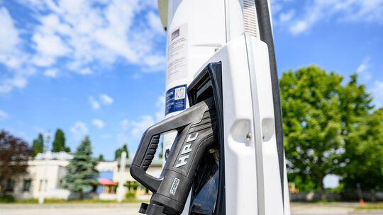 Parkplatz mit E-Ladestation