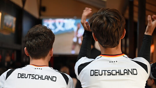 WM - Deutschland gegen Japan in der Kneipe Tante Käthe