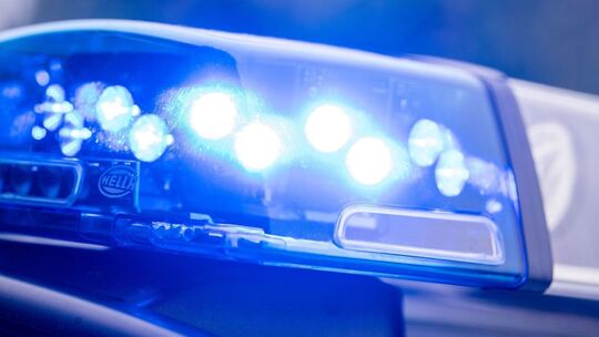 Ein Blaulicht leuchtet auf dem Dach einer Polizeistreife