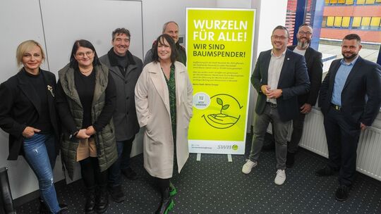 Die Deichstadtfreunde informierten sich bei einem Treffen in der Hafenstraße über das Aufforstungsprojekt der Stadtwerke Neuwied Baumpflanzaktion