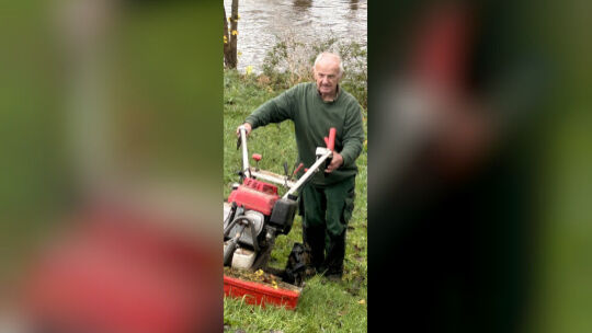 So kennt man ihn: Von morgens bis abends und zu allen Jahreszeiten pflegt Norbert Scharenberg seit 50 Jahren die Flora in und um 50-jahre-gemeindemitarbeiter-nscharenberg-im-einsatz