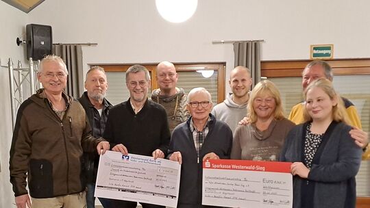 Lachende Gesichter bei der Spendenübergabe im Dorftreff. Vordere Reihe von links: Max Weller, Vorsitzender Brodverein, Ulli Fis