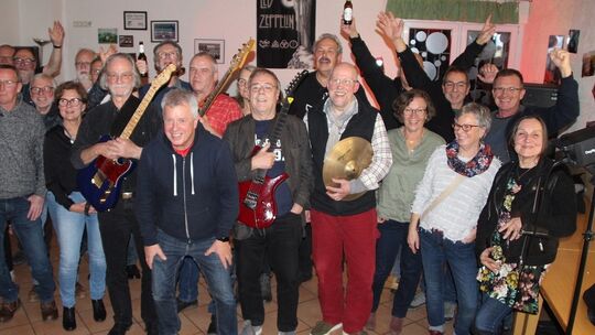 Die jungen Wildenm von damals feierten unter dem Motto Freak Out Forever im Sportlerheim ihre Jubiläumsparty