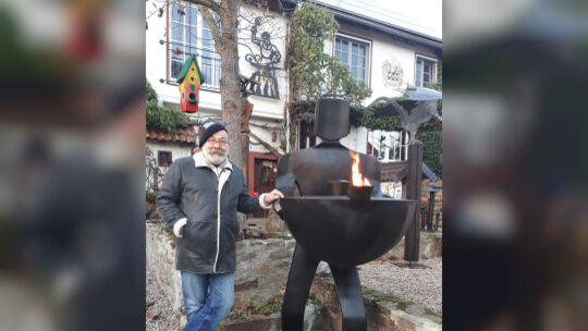 Kunstschmied Wolfgang Ax in seinem Werkstatthof in Weitersborn. Der Kunsthandwerker ist eine überregionale Hausnummer, zum Adven