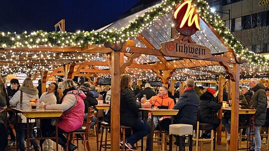 Bildunterschrift: Die gastronomischen Stände wie die Luisenscheune sind auf dem Neuwieder Knuspermarkt in den Abendstunden je n