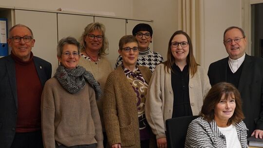 Das Team im Diözesansynodalamt am Sonntagabend der PGR Wahl, 26. November 2023: v.l.n.r. Gerhard Glas, Dorothee Heinrichs, Chris
