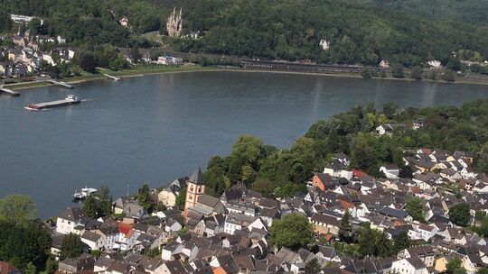 Erpel Blick von der Erpeler Ley auf die Apolinaris Kirche