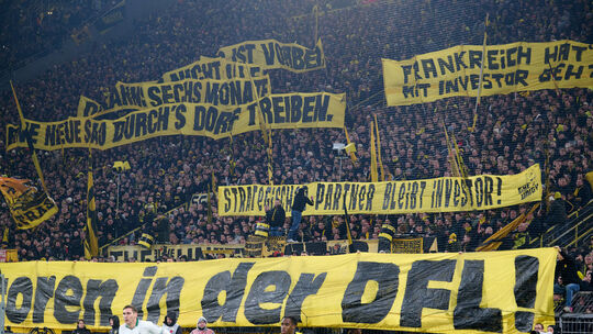 Dortmunder Fans demonstrieren gegen Investoren in der DFL