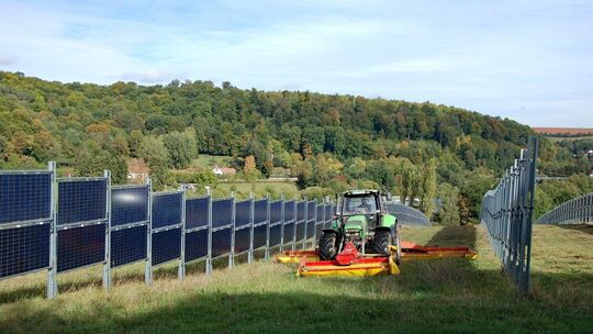 Ein Solarpark, in dem gleichzeitig Landwirtschaft möglich ist: So könnte eine Agri-Photovoltaik-Anlage aussehen.