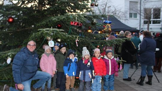 Nicole Wolter
Bilder: Spaß beim Programm und dem gemeinsamen Adventstreffen in der Ortsmitte.