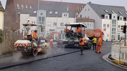 23-12-14_bahnhofstrae_asphaltieren