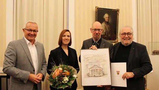 Neuwieds Landrat Achim Hallerbach, die neue Museumsdirektorin Jennifer Stein, Museumsdirektor Bernd Willscheid und Künstler Uwe