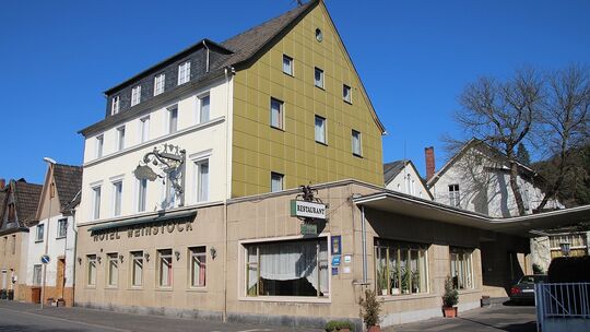 Das ehemalige Hotel Weinstock sind saniert und es werden drei Mehrfamilienhäuser auf dem Areal gebaut.