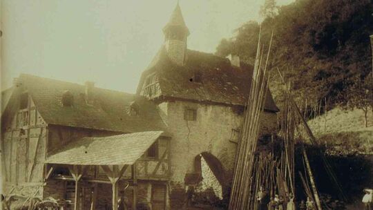 hopfenstangen_vor_der_porz_isenburg-triangle