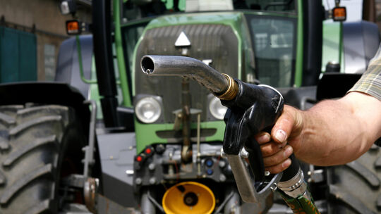 Landwirt Diethelm Keesen betankt am Montag (25.05.2009) auf seinem Hof im niederrheinischen Neukirchen-Vluyn seinen Traktor mit Bauer betankt seinen Traktor