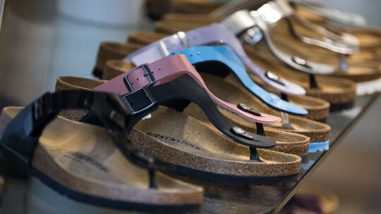 Birkenstock-Aktie erstmals über Ausgabepreis