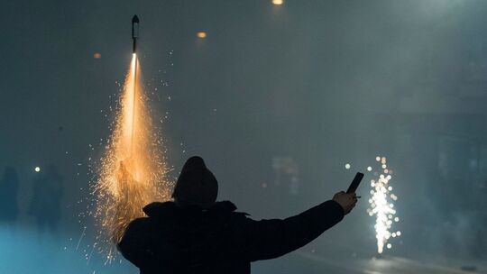 Person zündet Feuerwerk