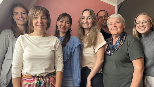 Anke Wagner (von links), Natalie Pauls, Hannah Matthews, Hannah Koll, David Morgenstern, Nina Ivanschin und Sarah Krämer hoffen foto_patenschaften_fur_kindergruppen_bericht_12-2023