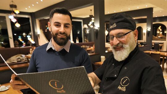 Restaurant-Chef Rodi Razoqi (links) und sein Küchenchef Abraham Jabbur freuen sich über die erfolgreiche Teilnahme der Kabel Ein
