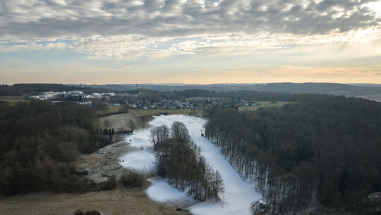 Schneekanonen präparieren Skipiste im Westerwald