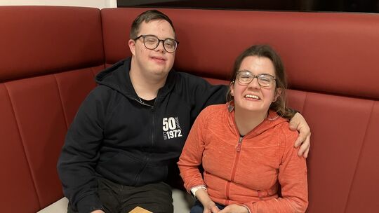 Lars Königsfeld und Tabea Hürtgen im Gemscheinschaftsraum - Wohnen Pluch in Polch