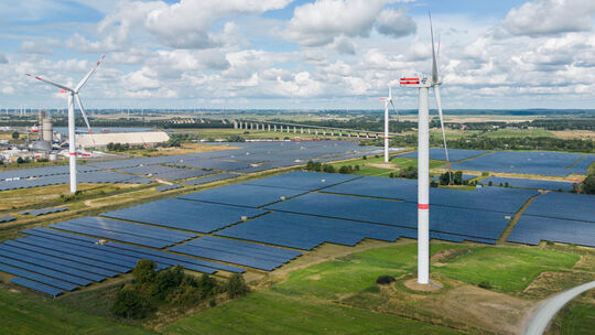 Solarpark und Windkraftanlagen