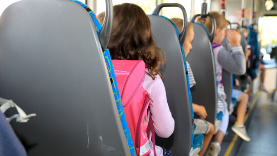 Kinder im Schulbus