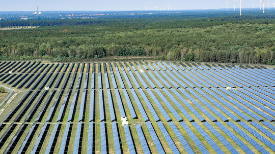 Solarfeld am Flugplatz Welzow im Lausitzer Seenland