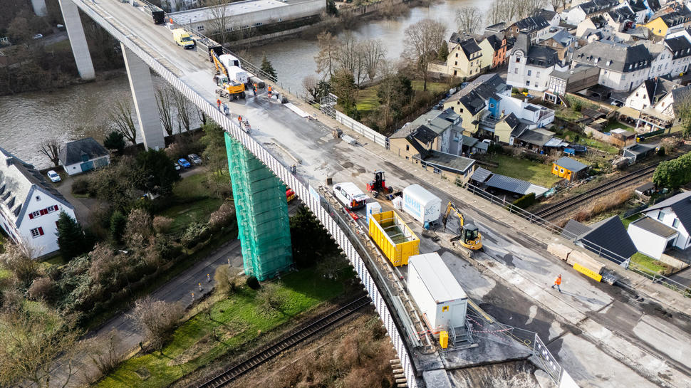 Eine gewaltige Baustelle in luftiger Höhe: Die B 42-Lahnbrücke in Lahnstein wird seit Jahresbeginn generalsaniert.