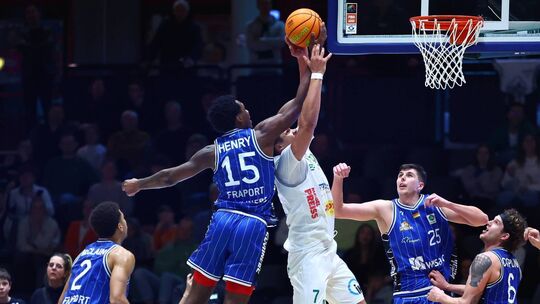 Cameron Henry (Frankfurt) gegen Maurice Marko Pluskota (Koblenz) EPG Baskets Koblenz - Skyliners Frankfurt, Basketball,