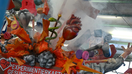 Präsentation Motivwagen für Mainzer Rosenmontagszug