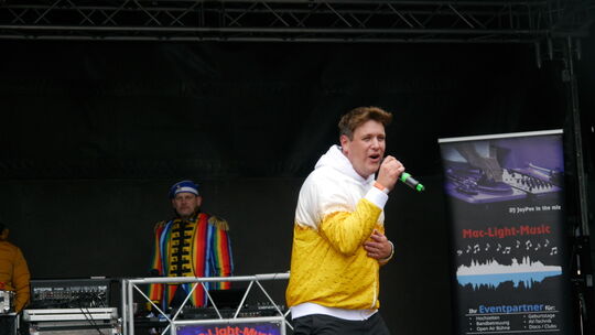 Lukas Otte auf der Bühne am Plan karneval-lukas-otte-plan