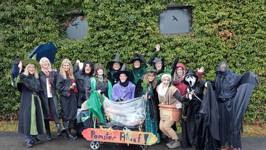 17 Uhr: Hexen und Zauberer beim Umzug in Pomster unterwegs -- Werner Dreschers