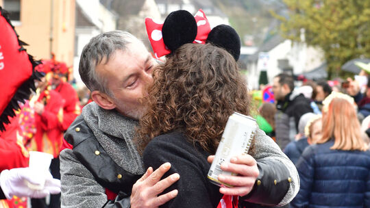 Oberbreisig. Ein Bützchen in Ehren ... gehört im Karneval dazu. 17 Uhr: Oberbreisig