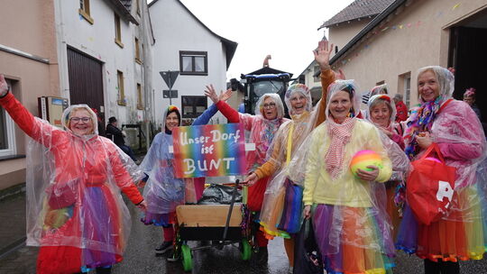 Bölingen. Die klare Ansage beim Karnevalszug in Bölingen war „Unser Dorf ist bunt“. Das verdeckten auch die Regencapes nicht. Fo 17 Uhr: Bölingen