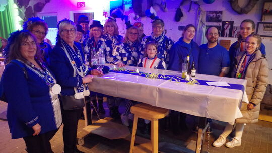 Der Möhnenclub "Die Gemütlichen" feierte ungemein urig in Korns Scheune. Auch das Arzheimer Prinzenpaar hatte sich angekündigt. moehnen arzheim