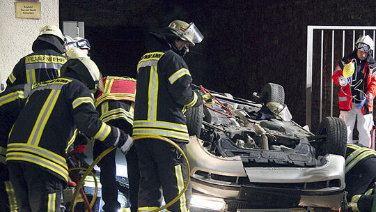 Auto stürzt zwölf Meter von Parkhaus in die Tiefe